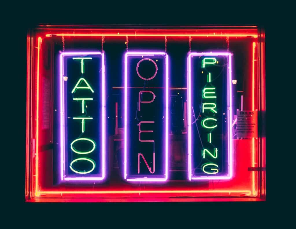 Wie finde ich einen Tätowierer für temporäre Tattoos in Attnang-Puchheim?